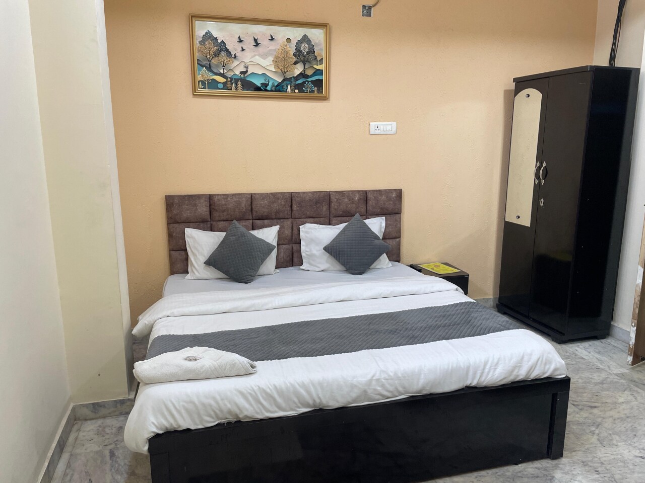 Hotel Sanjay Palace (Near ISBT Bus Stand) - Tap to explore photos