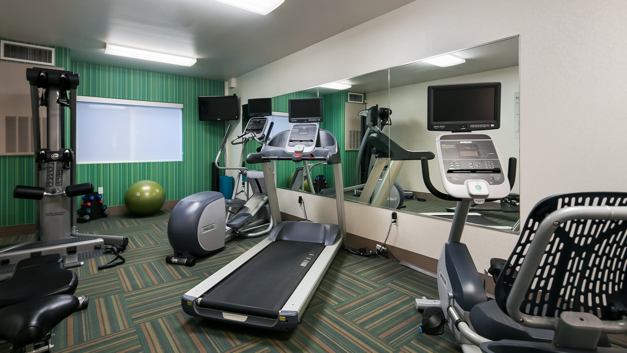 Holiday Inn Express & Suites EVERETT - Tap to explore photos