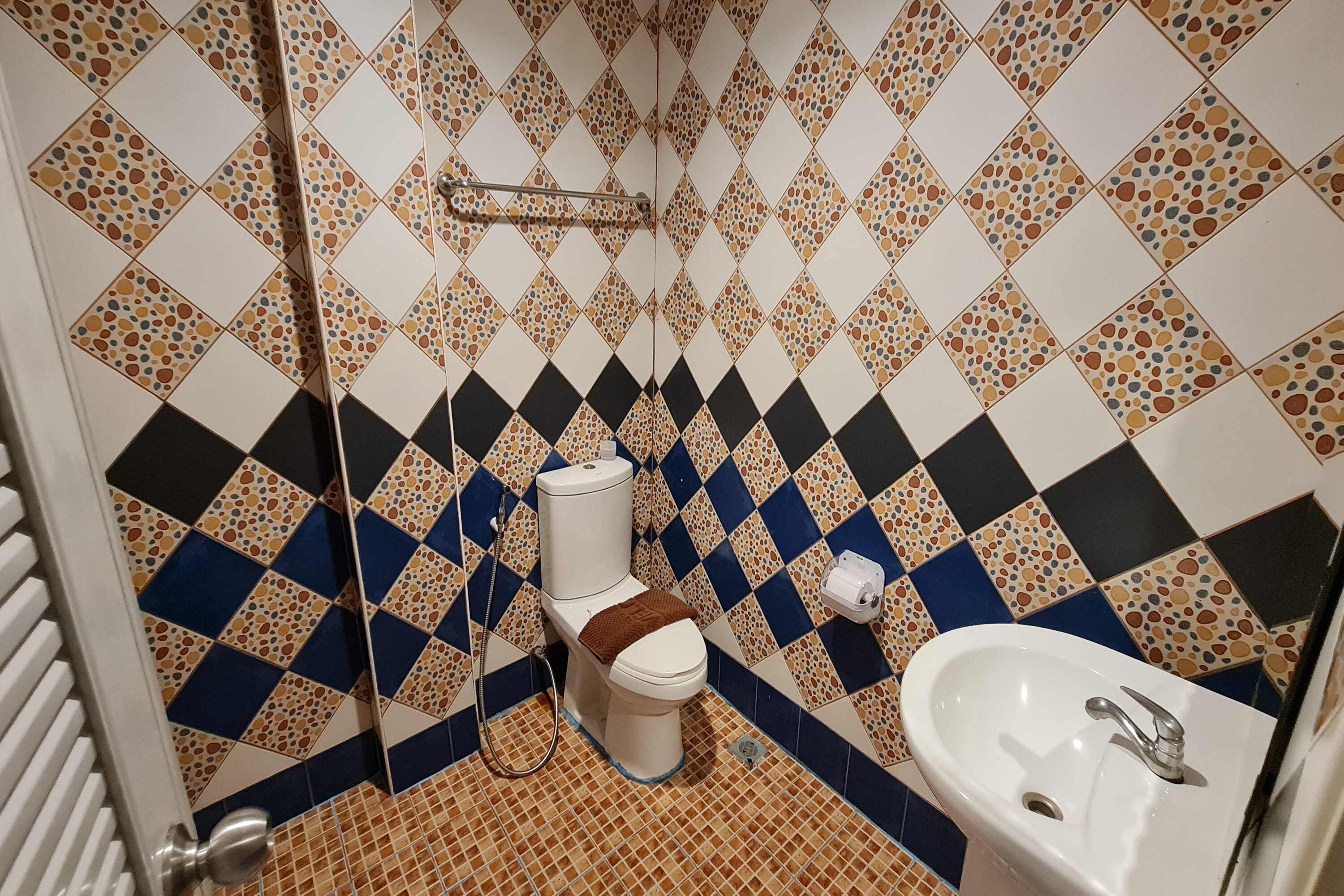Vech Guesthouse Patong Phuket - Tap to explore photos