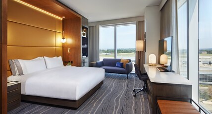 InterContinental Minneapolis - St. Paul Airport Room Type - 1 King Premium Runway View