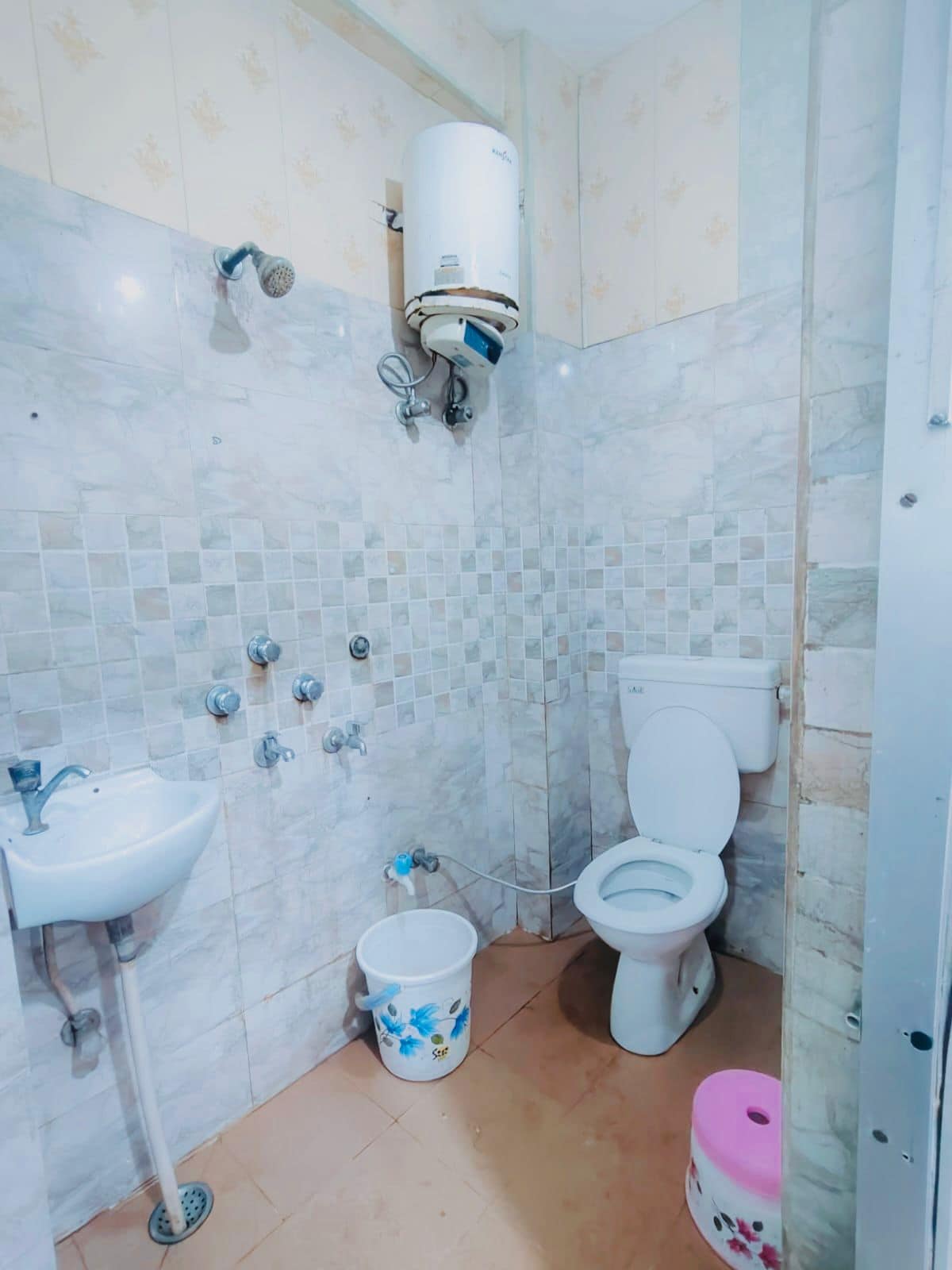 Bholenath Paying Guest House - Tap to explore photos