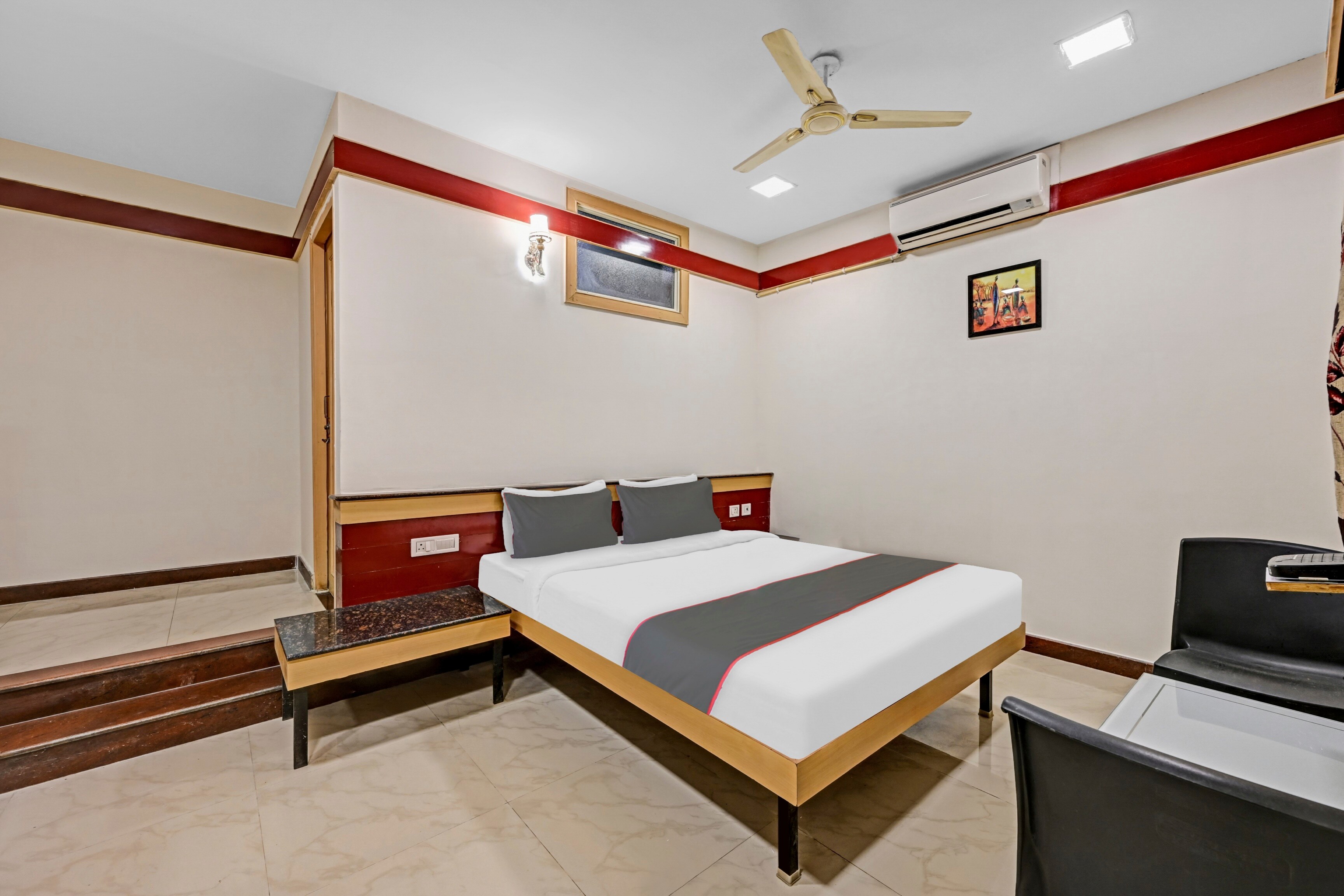 Super Collection O Sri Sai Ram Suites - Tap to explore photos