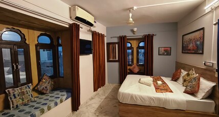 Incredible Hostel & Safari Room Type - Kings Balcony with Lake View