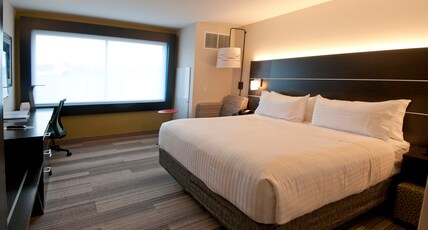 Holiday Inn Express & Suites JOHNSTOWN Room Type - 1 King Standard
