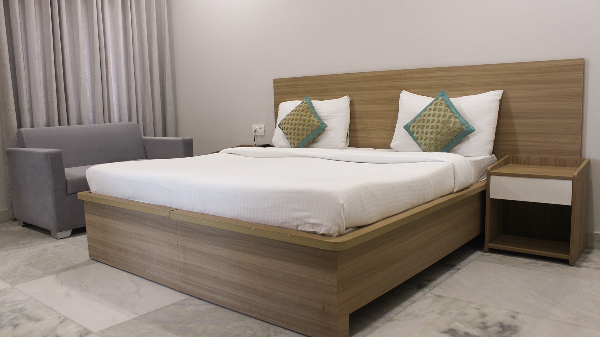 STEPiNN - Ess Kay Ess Villa Golf Course Road - Tap to explore photos