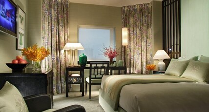 Orchard Hotel Singapore Room Type - Signature Deluxe with One Queen Bed
