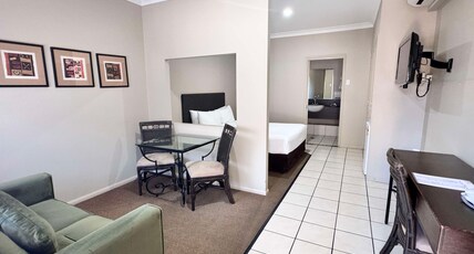 Best Western Bungil Creek Motel Room Type - 1 Queen Bed, Non-Smoking, Deluxe Room, Work Desk, Cable Tv, Air-Conditioned, Wi-Fi Best Western Bungil Creek Motel Room Type - 1 Queen Bed, Non-Smoking, Deluxe Room, Work Desk, Cable Tv, Air-Conditioned, Wi-Fi