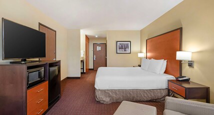 Best Western Plus Cascade Inn & Suites Room Type - 1 Queen Bed, Non-Smoking, Microwave And Refrigerator, Wi-Fi, Full Breakfast