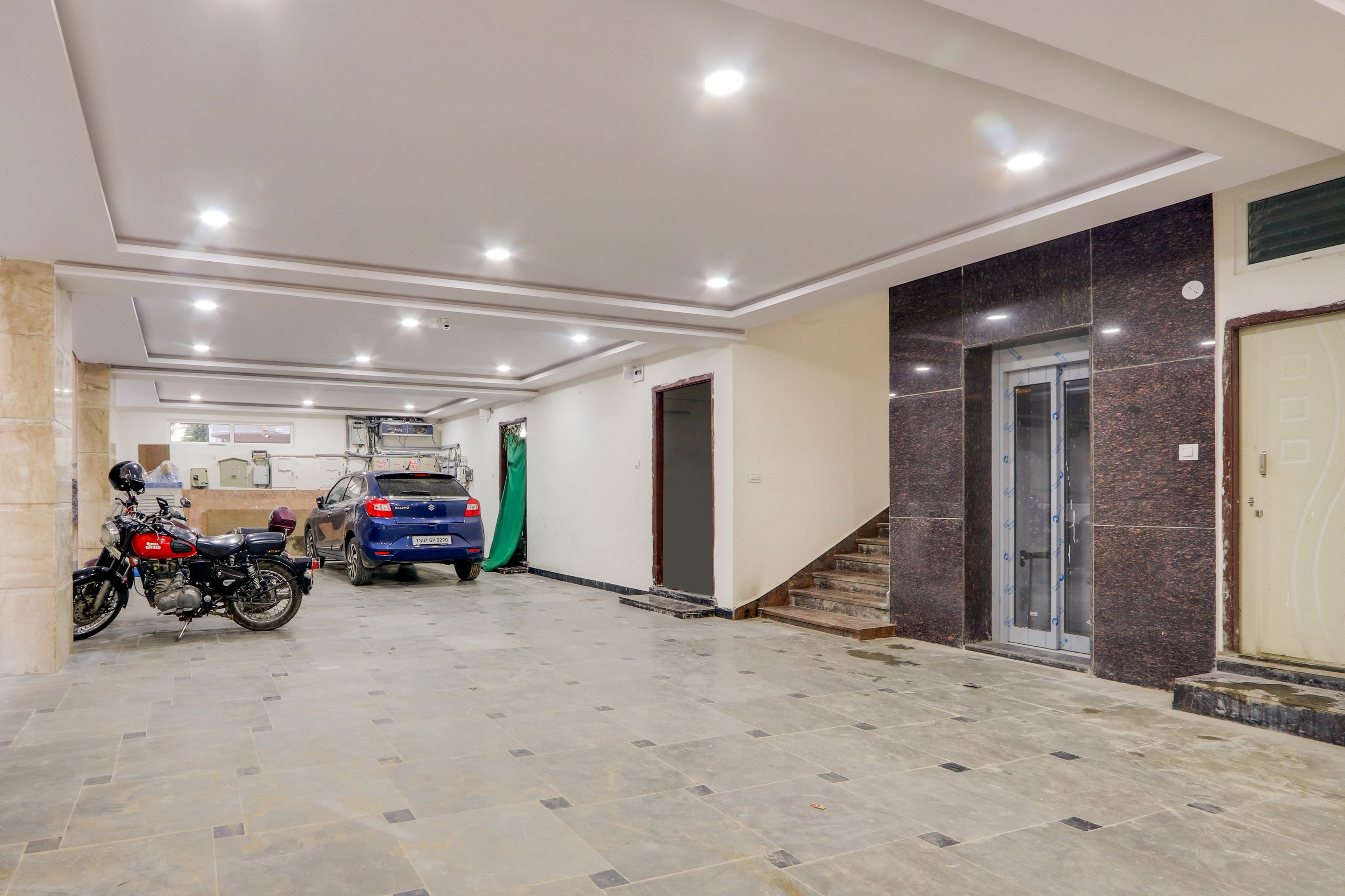 Super Townhouse Sri Nirvana Grand - Tap to explore photos
