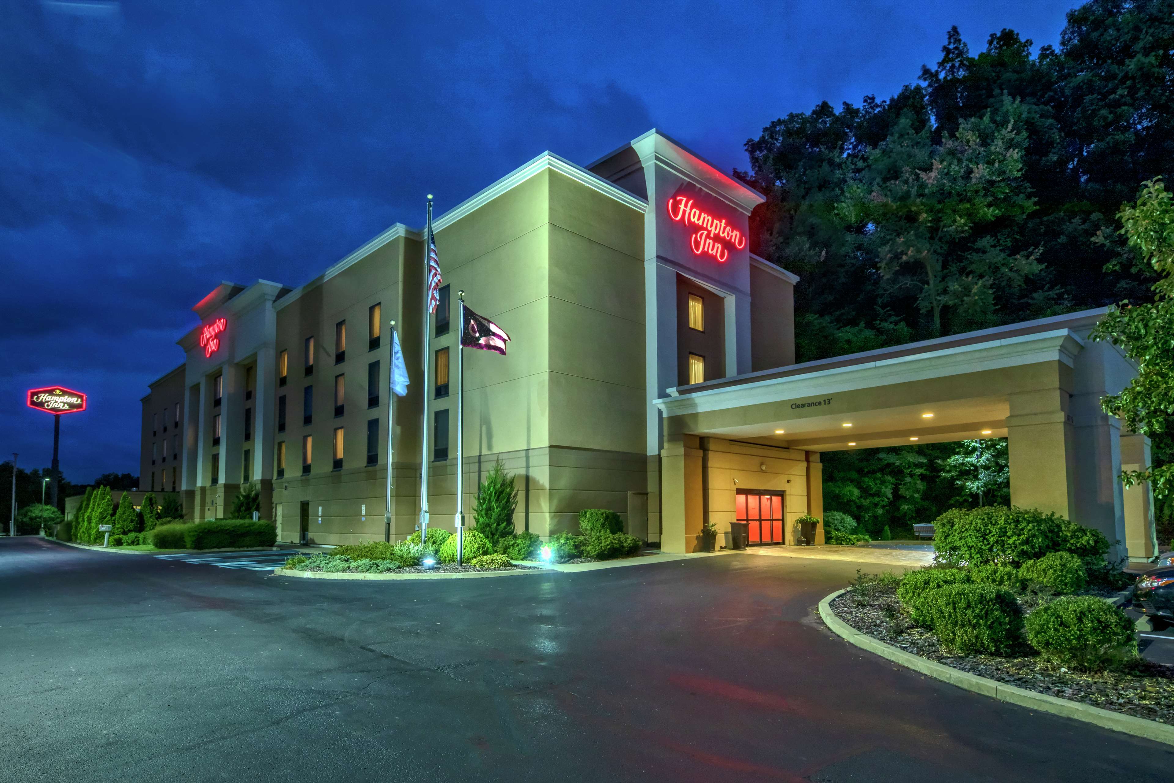 Hampton Inn by Hilton Cambridge - Tap to explore photos