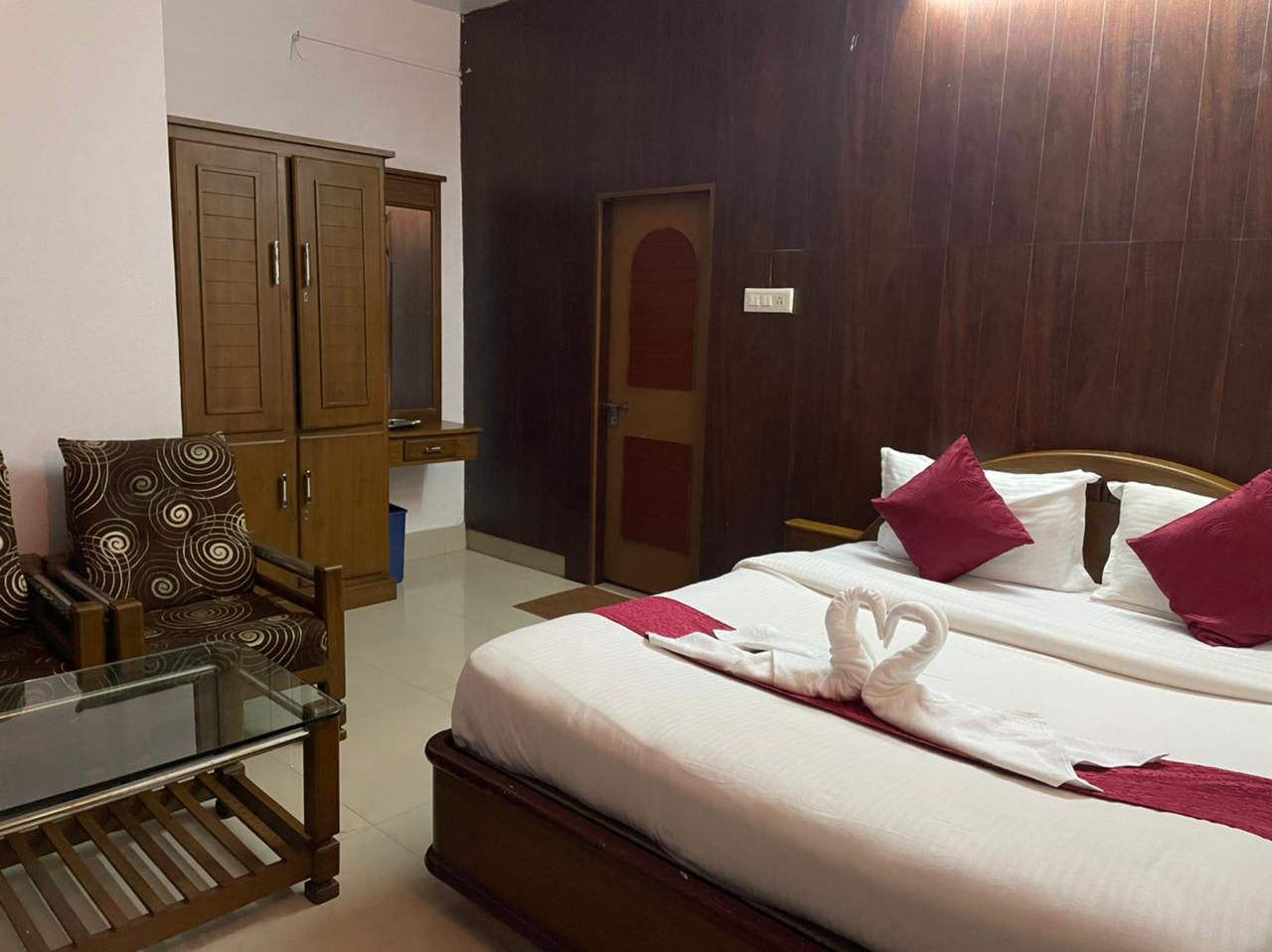 Hotel Caveri - Tap to explore photos