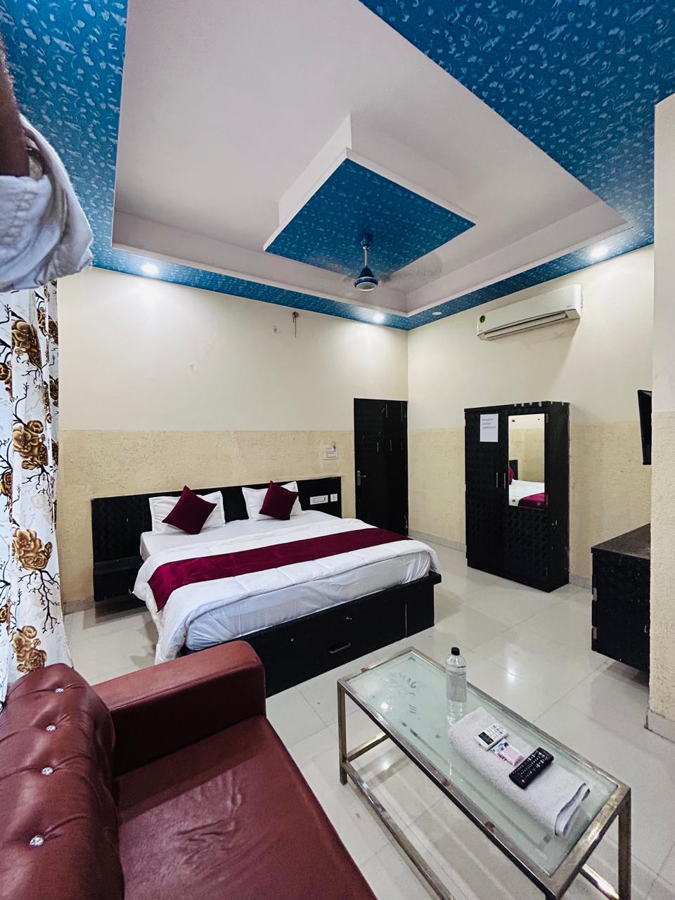 Hotel Tanwar. - Tap to explore photos