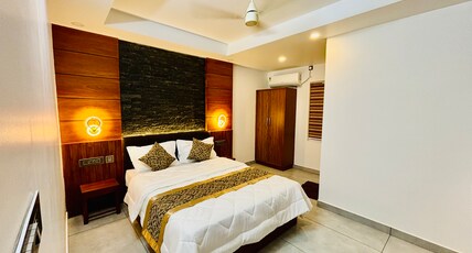 SILVERSTONE INN Room Type - Deluxe Double Room AC