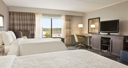 Hampton Inn & Suites Manchester Bedford Room Type - 2QN STDO W MICRO FRIDGE NS