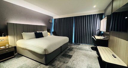 Crowne Plaza LONDON - KINGSTON Room Type - 2 Single Premium River View