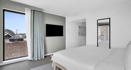 Radisson RED Hotel, Glasgow Room Type - Junior Suite - Hydro View