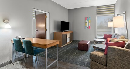 Hampton Inn & Suites by Hilton Newtown Room Type - DOUBLE STE 2DBL BDS NOSMOK