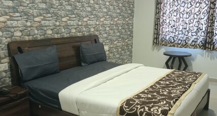 HOTEL PATEL'S INN Room Type - Deluxe Double Bed with City View