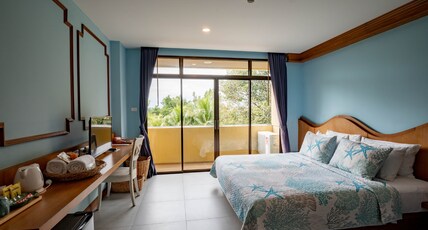 ROYAL PINEAPPLE HOTEL | A Welcome to Wealth and Good Fortune Room Type - Premier Pool View