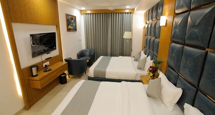 Hotel omkar Palace Room Type - Family AC 8 Bed