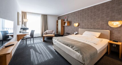 Best Western Plus iO Hotel Room Type - 1 Queen Bed, Standard Room, Air-Conditioned, Sound Proof Windows, Desk, Free W-Lan