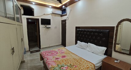 Shree Kashi Guest House | 200 mtr Kashi Vishwanath Temple Room Type - Family Room