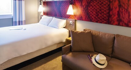 ibis Toulon La Valette Room Type - Superior Room with double bed and 2-seater sofa