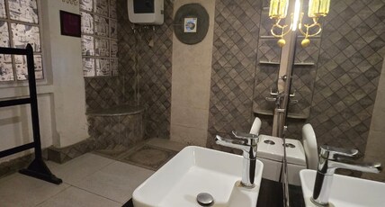 Old British House Room Type - Glass Room  Family Suite