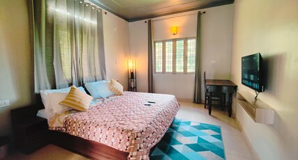 Hoztel Jollygrrant doon Room Type - AC King room with Hill view and Common Balcony