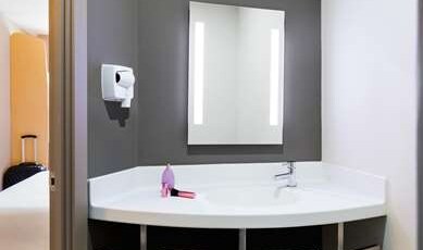 IBIS TIJUANA ZONA RIO Room Type - A large double bed, WIFI, flat-screen TV and bathroom with shower