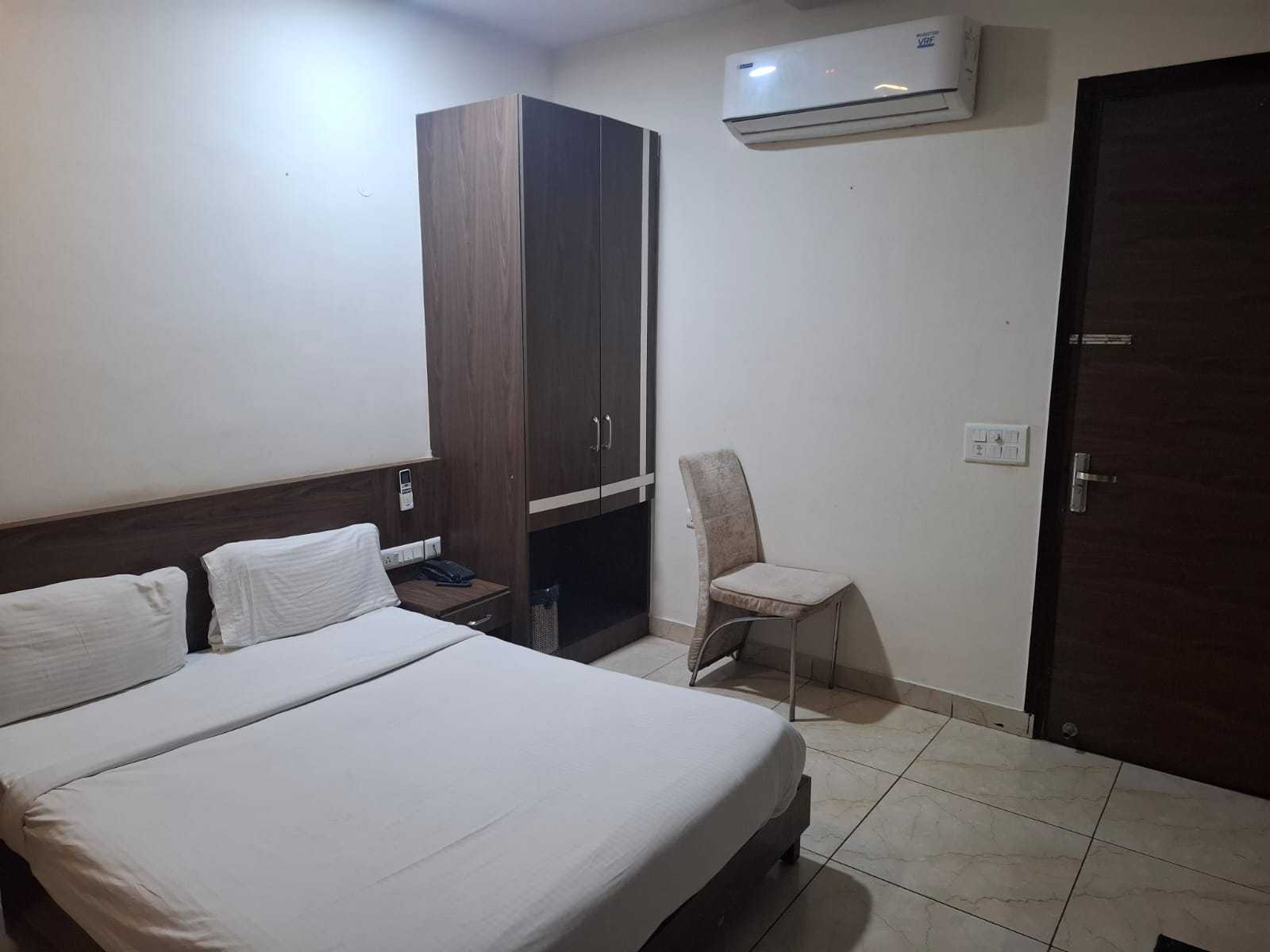 Townhouse Dashrathpuri Metro Formerly Elegant Palace - Tap to explore photos