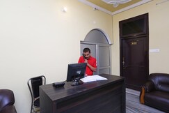 Hotel O Greenview Near Munshi Pulia Metro Station