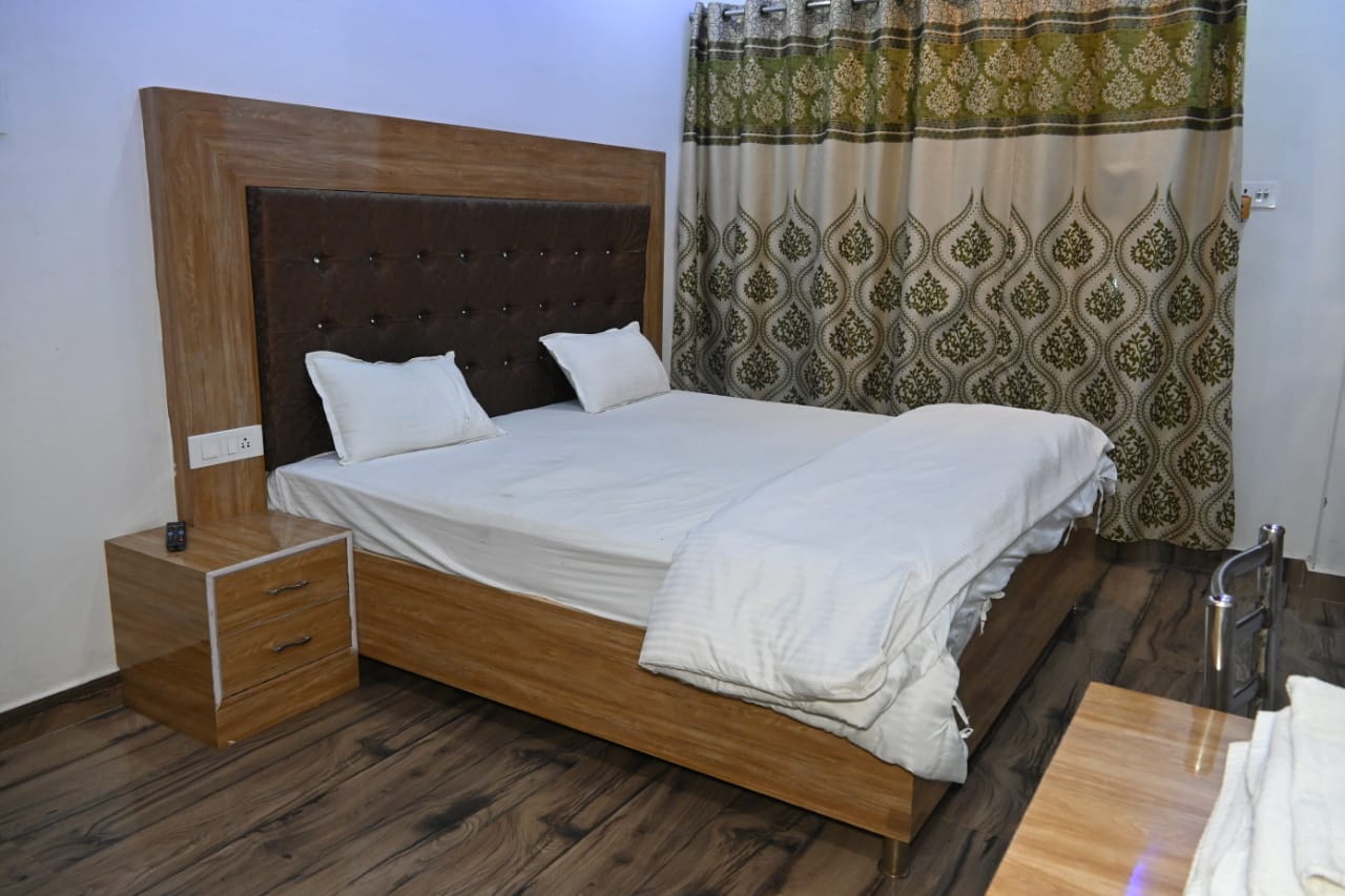 Ganges Stay - Tap to explore photos