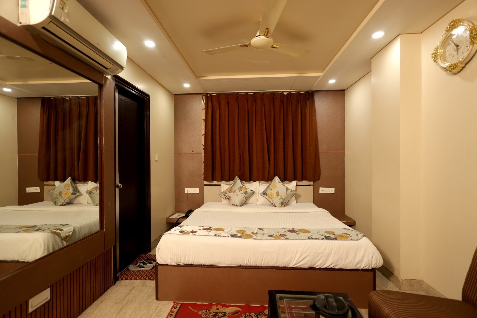 Hotel Jinendra Palace - Tap to explore photos