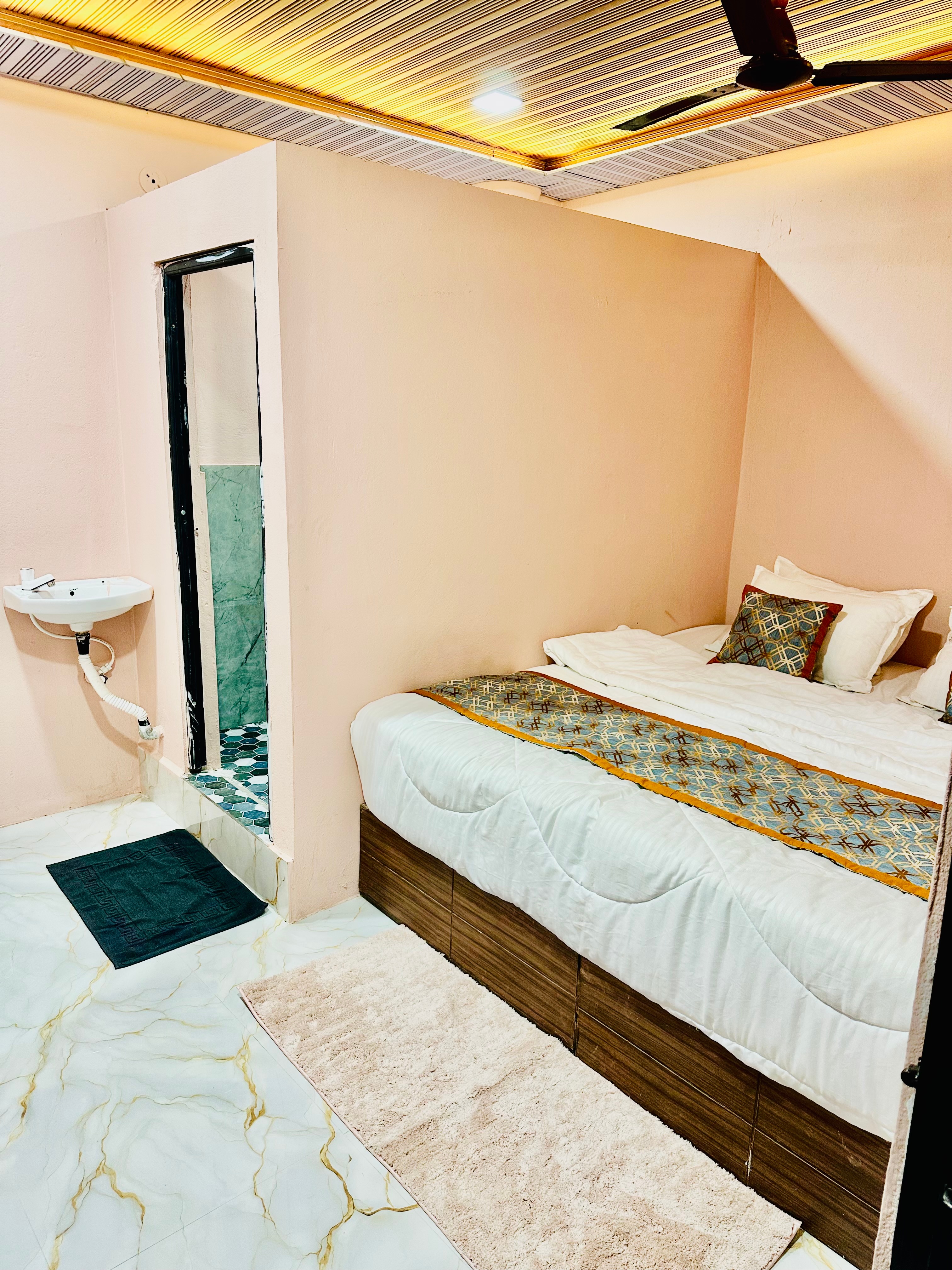 Hotel avigat Kabir - Tap to explore photos