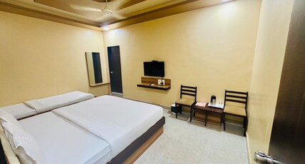 Hotel Decent Somnath Room Type - 3 Bedded Deluxe Room