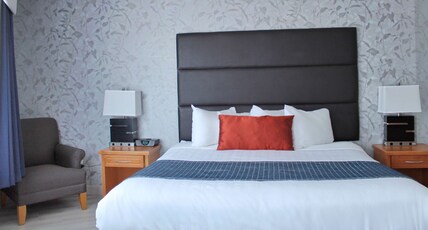 Best Western Plus Regency Inn and Conference Centre Room Type - 1 King Bed, Non-Smoking, Microwave And Refrigerator, Regency Wing, High Speed Internet Access, Pillo