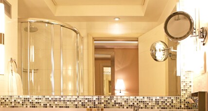 Crowne Plaza Limassol Room Type - 1 King Junior Top Floor Sea View Suite