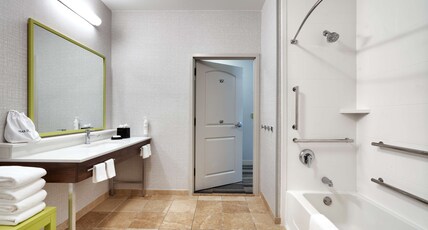 Hampton Inn & Suites Ft. Worth Burleson Room Type - 1 KING ACC W TUB NON SMOK