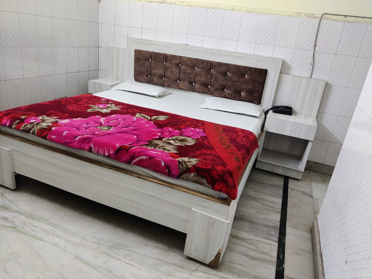 SHRI BALAJI HOTEL - Tap to explore photos