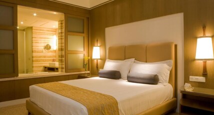 Crowne Plaza Hotel New Delhi Okhla by IHG Room Type - Standard Room 1 King Bed: Smoking Crowne Plaza Hotel New Delhi Okhla by IHG Room Type - Standard Room 1 King Bed: Smoking