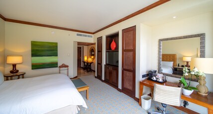 Real InterContinental at Multiplaza Mall Room Type - 1 King Premium Top Floor Club Lounge Access