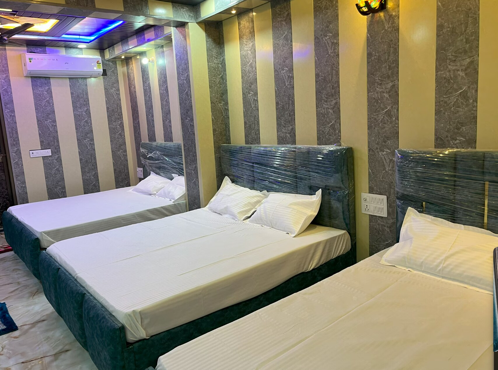 Prabharaj Inn/ Walking Distance To Ram Mandir - Tap to explore photos