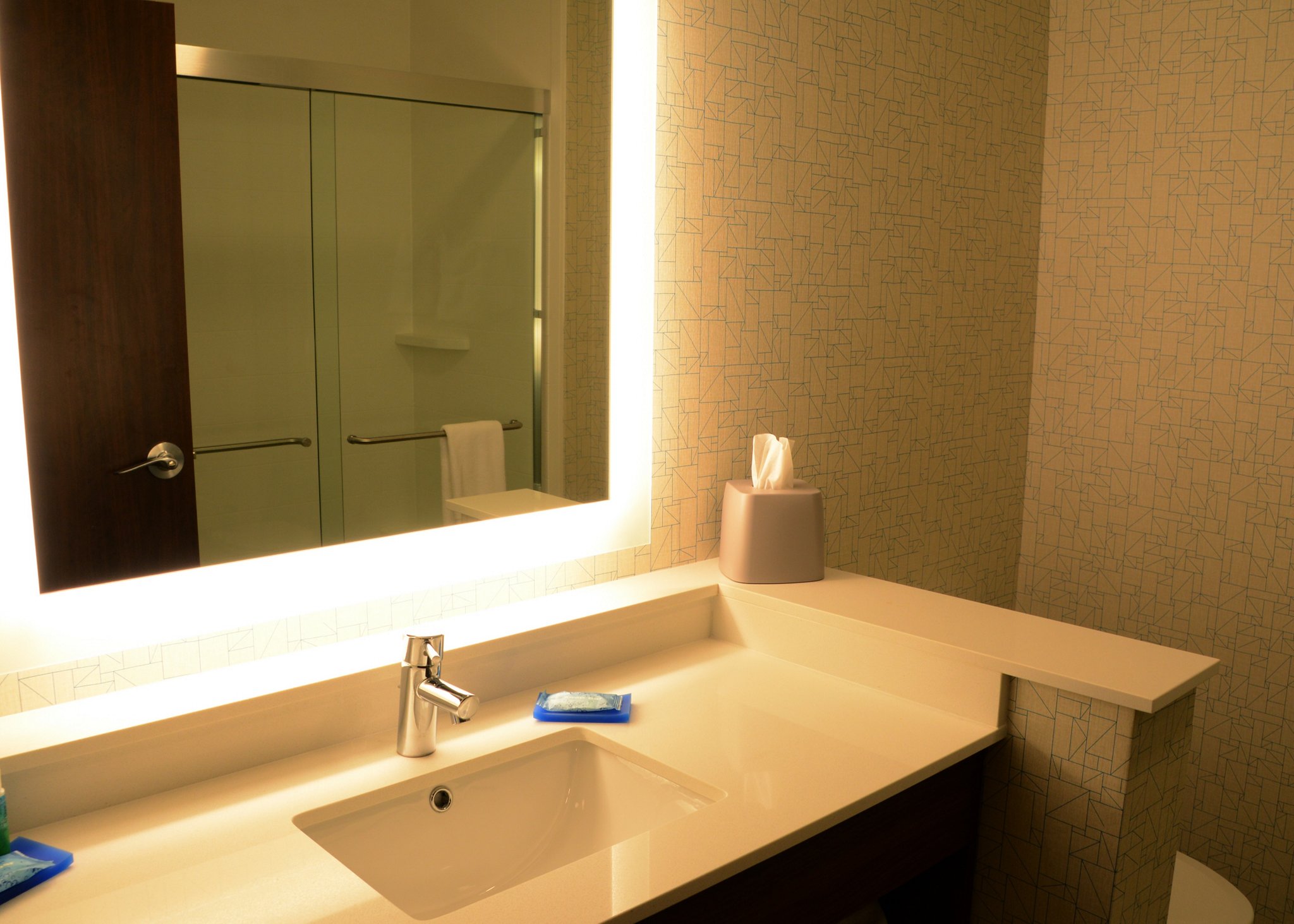 Holiday Inn Express & Suites PITTSBURGH - MONROEVILLE - Tap to explore photos