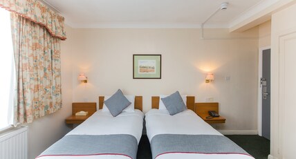 OYO Stade Court Hotel Room Type - Standard Twin Room
