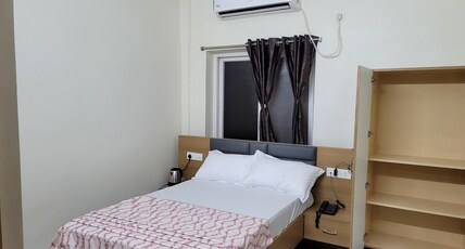 Hotel Deepak Retreat Room Type - Deluxe Queen Room