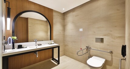 DoubleTree by Hilton Dubai - Business Bay Room Type - KING DELUXE W BURJ BALCONY