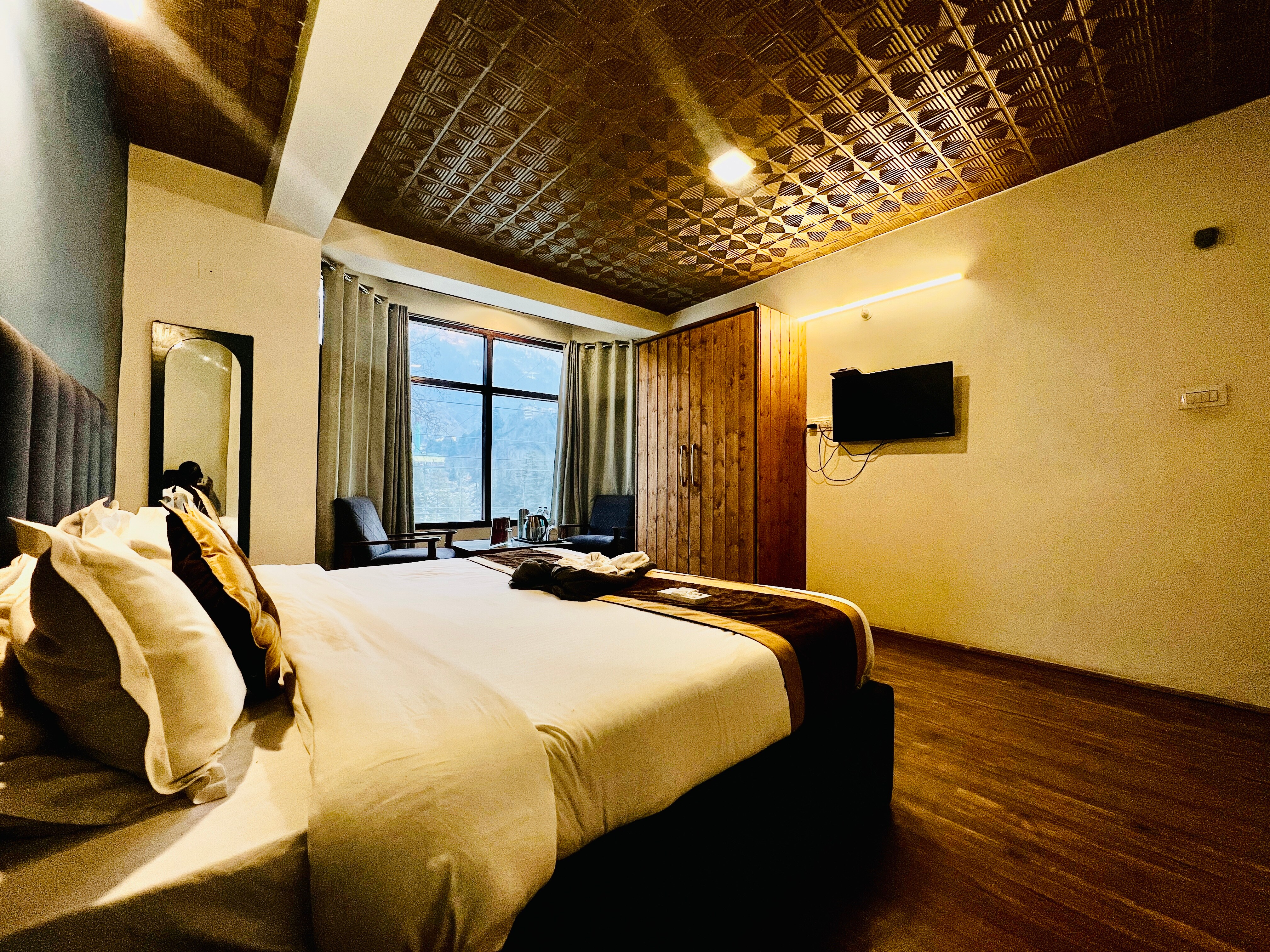 Hotel Link Way - Tap to explore photos