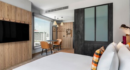Moxy Bangkok Ratchaprasong Room Type - MOXY CORNER QUEEN