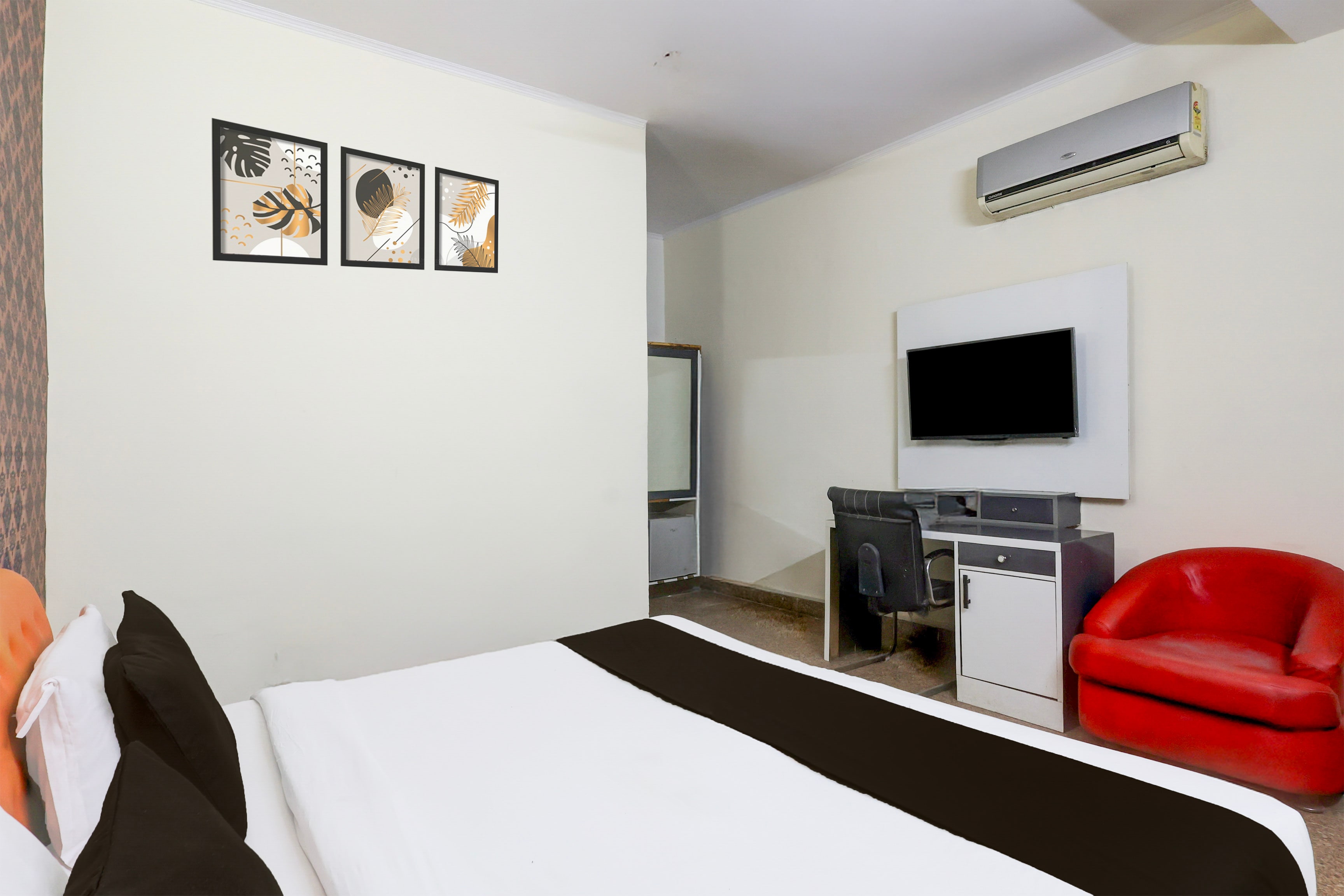 Hotel O Daffodils DLF Phase 2 - Tap to explore photos